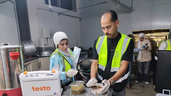 سحب عينات من الكشري ومشتملاته والزيت المستخدم في التجهيز.. والتحفظ على منتجات غذائية