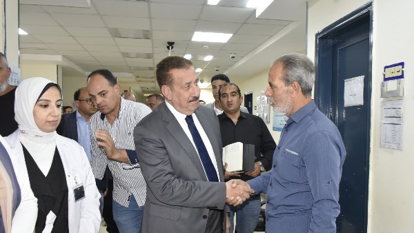 محافظ بورسعيد يلتقي المترددين على الوحدة .. والمواطنون يشيدون بمستوى الخدمة المقدمة