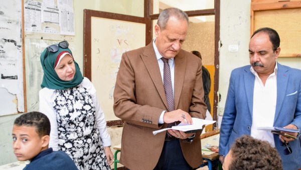 وكيل تعليم بورسعيد يتفقد  مدرسة العبور الإعدادية بنين .. ويوجه مدير عام التعليم العام بإزالة السلبيات المرصودة