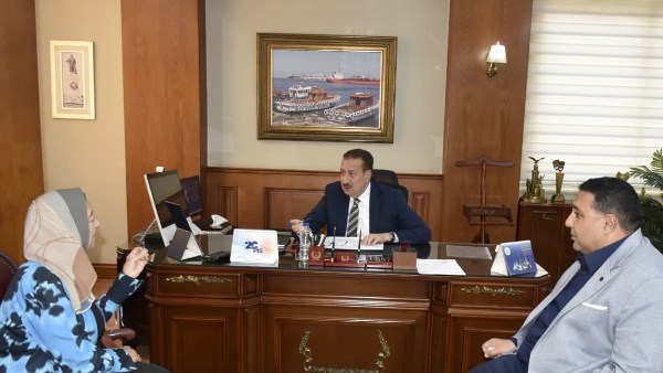 محافظ بورسعيد يستقبل رئيس مجلس إدارة شركة مياه الشرب والصرف الصحي بمحافظات القناة لبحث سبل التعاون المشترك