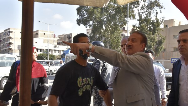 محافظ بورسعيد يوجه بتكثيف حملات إزالة الإشغالات ومنع التعدي على حرم الطريق