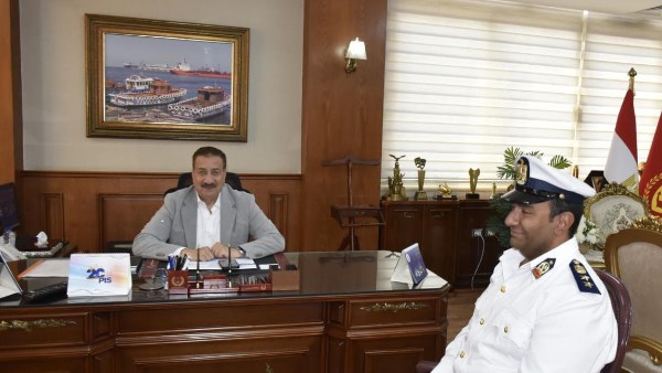 محافظ بورسعيد يؤكد أهمية تعزيز الانضباط المروري وتحقيق السيولة بالشوارع والميادين