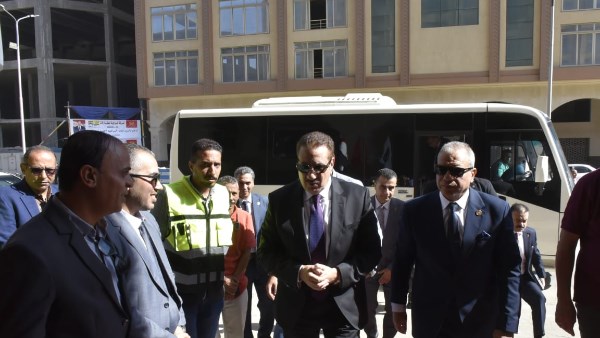 محافظ بورسعيد ورئيس الهيئة العامة لتعاونيات البناء والإسكان يتفقدان مشروع الإسكان التعاوني بمنطقة الأمين