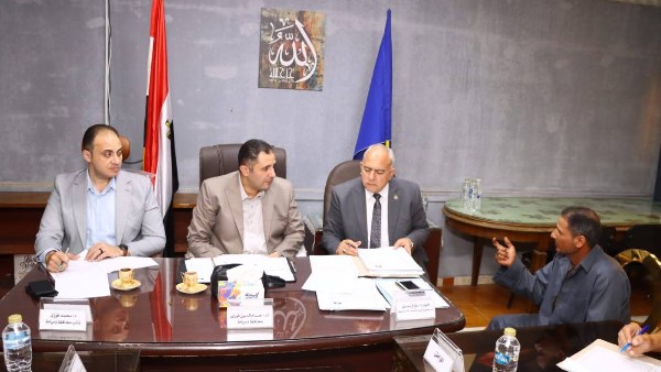 «المحافظ هيجيلك».. محافظ دمياط يلتقي أهالي الزرقا لبحث مطالبهم وشكاواهم «المحافظ هيجيلك».. محافظ دمياط يلتقي أهالي الزرقا لبحث مطالبهم وشكاواهم