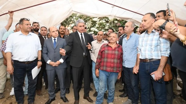 وزير السياحة والآثار ومحافظ الغربية يكرمان خالد الشحات خليل بقرية بهبيت الحجارة.. والوزير يهديه وزوجته شهادة تكريم ورحلة عمرة