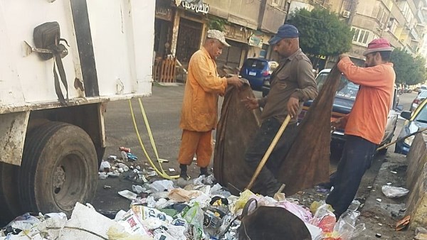 رفع تلال القمامة