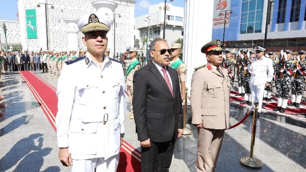 محافظ الشرقية يضع إكليلا من الزهور على النصب التذكاري للشهداء بالزقازيق