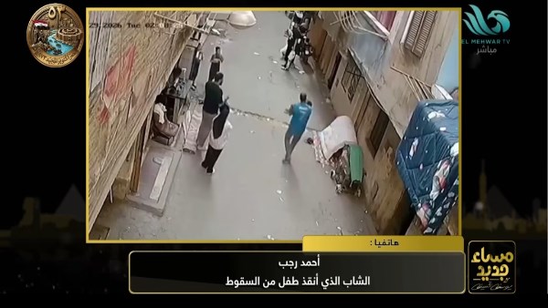 احمد رجب أثناء إنقاذ طفل