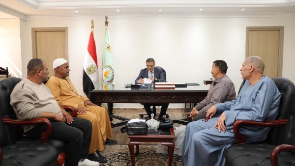 وزير الزراعة مع فلاحين البحيرة