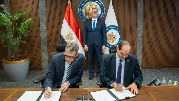 وزير البترول يشهد توقيع اتفاقية جديدة للبحث عن الغاز الطبيعي والزيت الخام واستغلالهما في منطقة لوتس البحرية بالبحر المتوسط، 