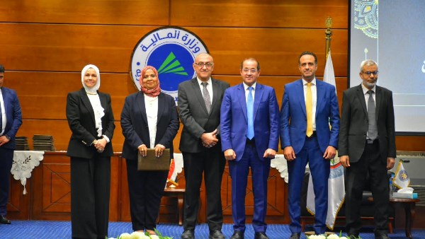 وزير المالية وموظفو الضرائب 