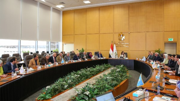 وزيرة الاسكان خلال الاجتماع