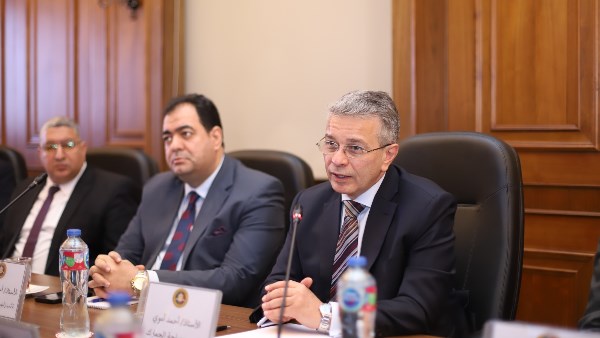 خلال الاجتماع