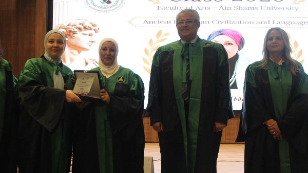 حفل تخرج دفعة جديدة من قسم الحضارة واللغات الأوروبية القديمة بكلية الآداب