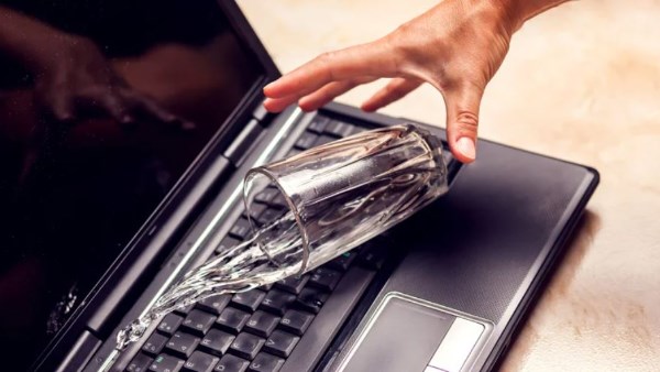 انسكاب السوائل على اللابتوب