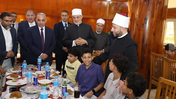 مفتي الجمهورية يزور أطفال مستشفى 57357 بالإسماعيلية