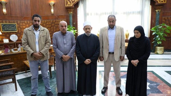 شيخ الأزهر يستقبل أسرتي طالبي معهد دنوشر المتوفيين