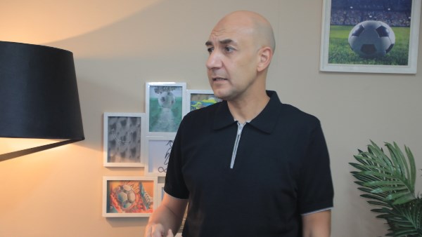 عادل 