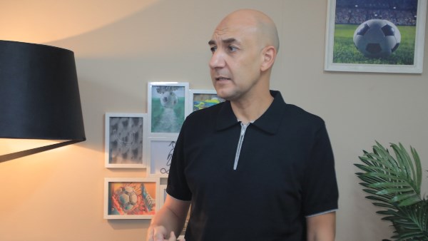 محمد عادل: أسرتي أهلاوية باستثناء شقيقتي.. والتحكيم لم يظلم المنتخب في كأس العالم محمد عادل: أسرتي أهلاوية باستثناء شقيقتي.. والتحكيم لم يظلم المنتخب في كأس العالم