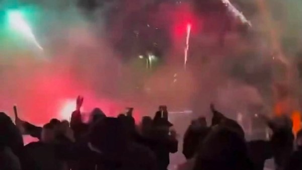 شماريخ وألعاب نارية.. جماهير جالطة سراي تحتشد أمام فندق برشلونة شماريخ وألعاب نارية.. جماهير جالطة سراي تحتشد أمام فندق برشلونة