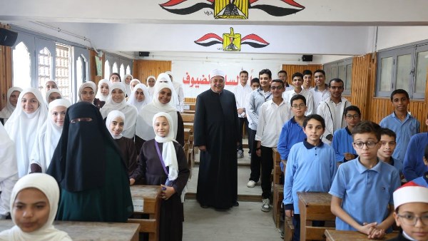 وكيل الازهر وسط الطلاب 