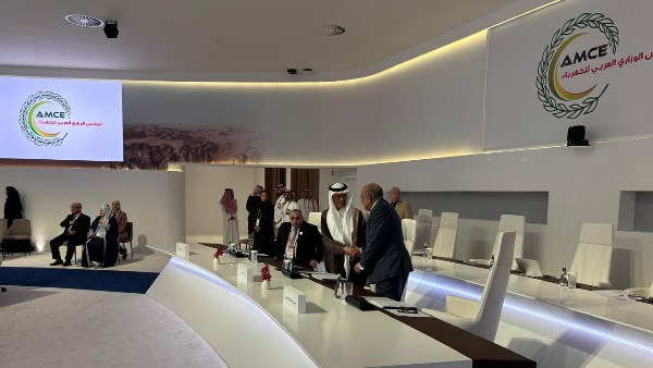 خلال الاجتماع