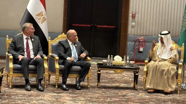 خلال الاجتماع