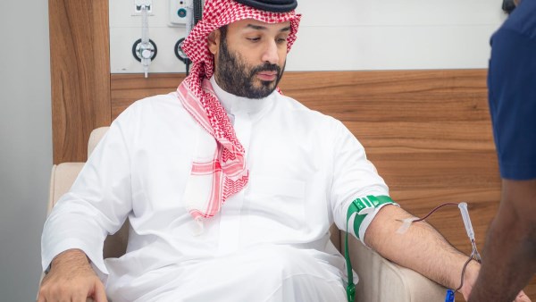 ولي العهد السعودي يتبرع بالدم 