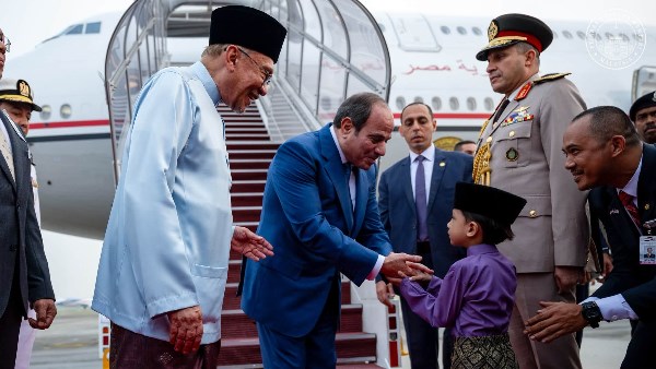 رئيس وزراء ماليزيا يستقبل السيسي في كوالالمبور