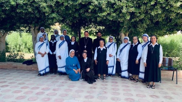 الأنبا بشارة يلتقي الراهبات
