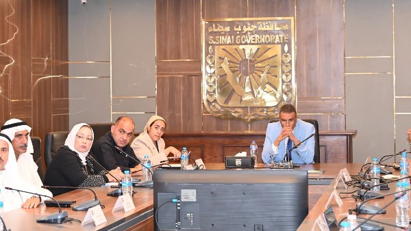 المحافظ خلال الاجتماع 