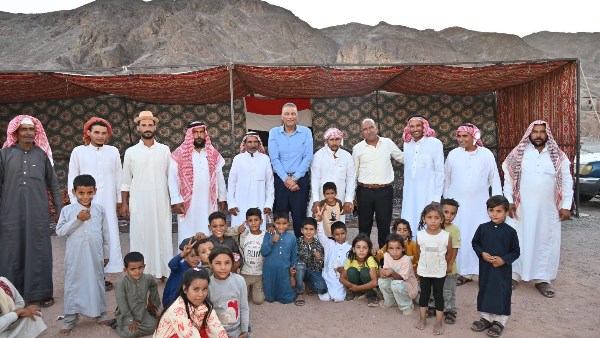 المحافظ خلال لقائه مع بدو طوبيا 