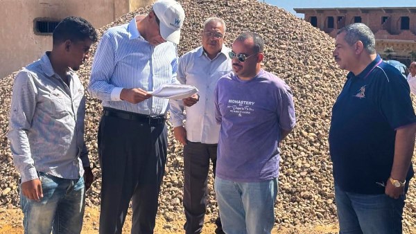 المحافظ خلال تفقد دار مناسبات نويبع 