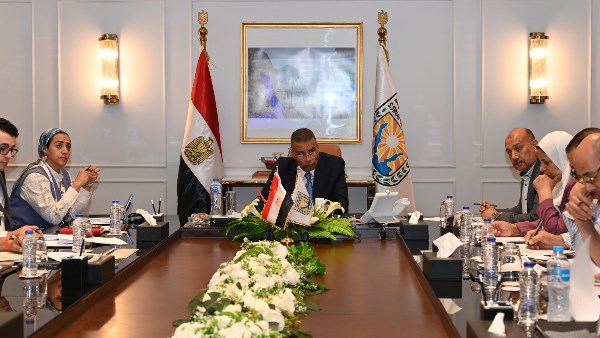 المحافظ خلال الاجتماع 