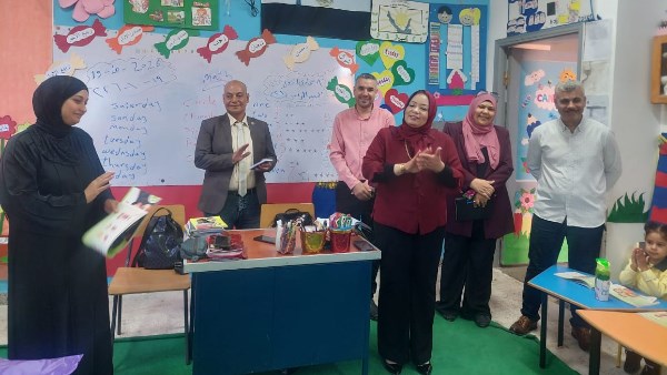 من الفصول إلى معارض الإبداع.. وفاء رضا تتابع امتحانات أكتوبر بمدارس دهب