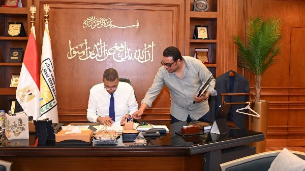 خلال توقيع المحافظ عقود التخصيص 