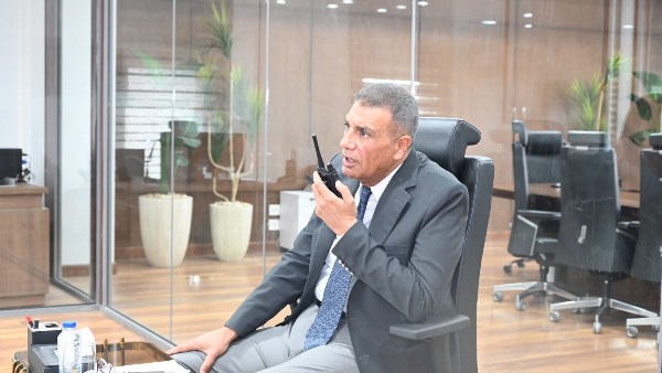 المحافظ في غرفة العمليات خلال متابعة تداعيات السيول 