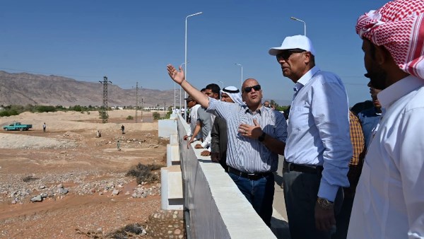 المحافظ يتابع ميدانيا السيول بنويبع 