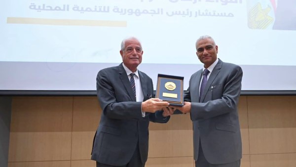مستشار رئيس الجمهورية خلال القاء ندوة 
