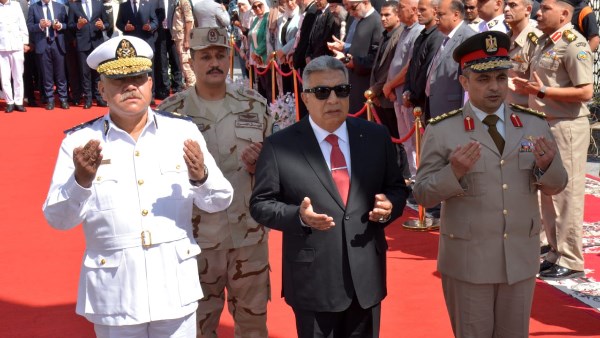 محافظ الدقهلبة يضع اكليل من الزهور على النصب  التذكاري  للشهداء