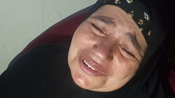 انهيار والدة شهيد لقمة العيش 