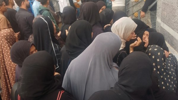 انهيار اسره شهيد الغربه اثناء تشييع جثمان ه