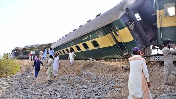 انحراف قطار عن مساره في باكستان