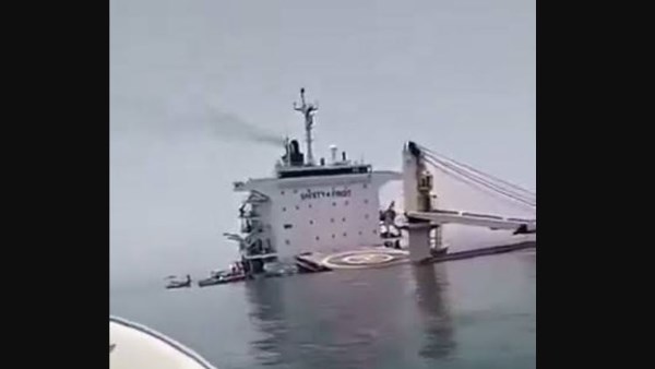 صورة سابقة لغرق سفينة في هرمز