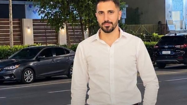 شاب فقد طفليه التوأم 