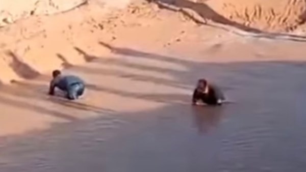 شقيقان يبحثان عن شقيهم بعد سيول نويبع