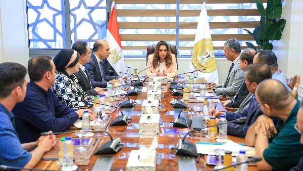 اجتماعًا موسعًا بمقر الوزارة مع ممثلي شركات النظافة 
