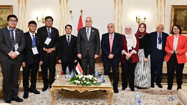 الدكتور هاني سويلم و مين ناونج، وزير الزراعة والثروة الحيوانية والري بجمهورية ميانمار