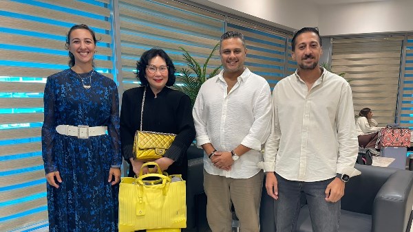وصول رئيسة الاتحاد الدولي للريشة الطائرة 