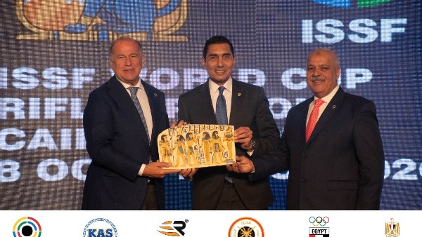 تكريم وزير الشباب والرياضة ورئيس الاتحاد الدولي للرماية 